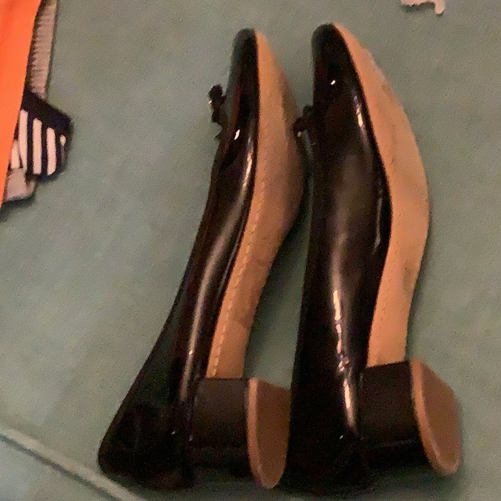Tory Burch size 10 , good condition .Small mark on toe.